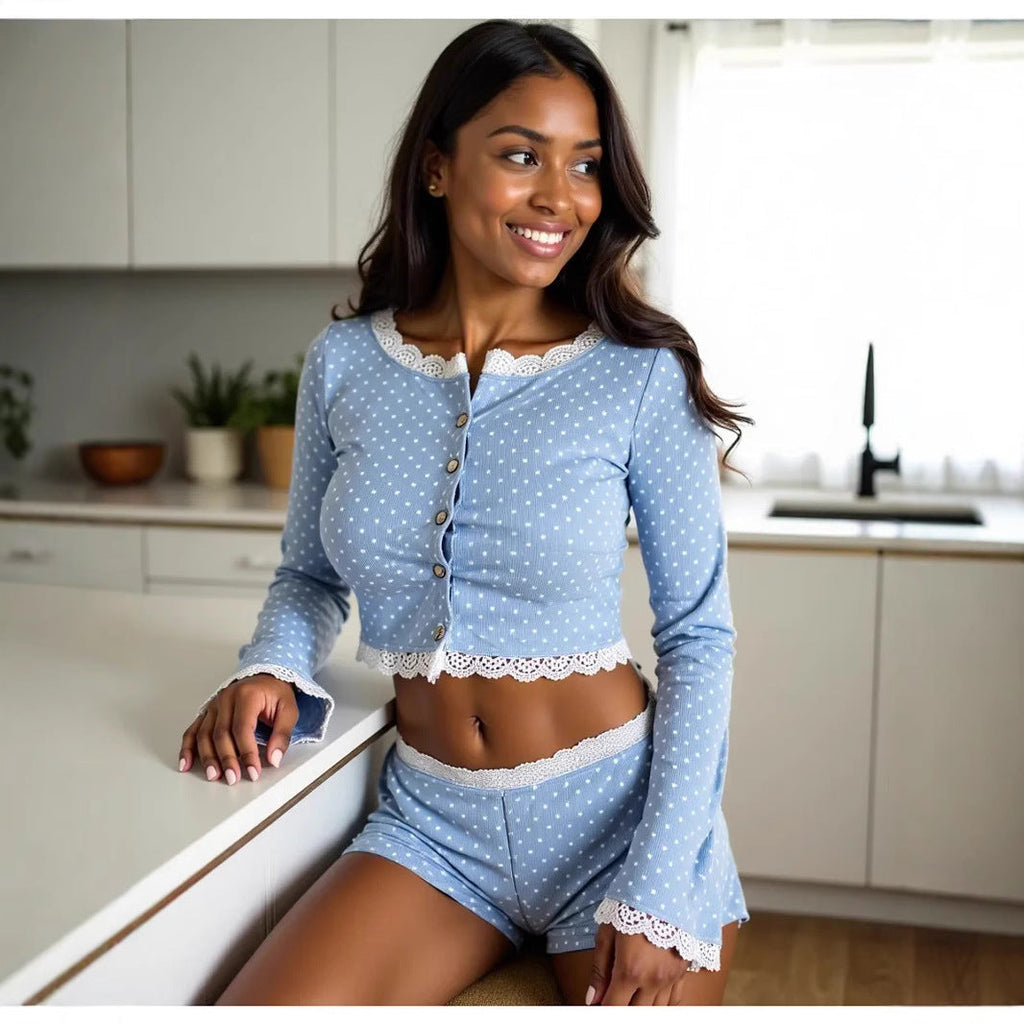 Completo da notte con delicati bordi in pizzo