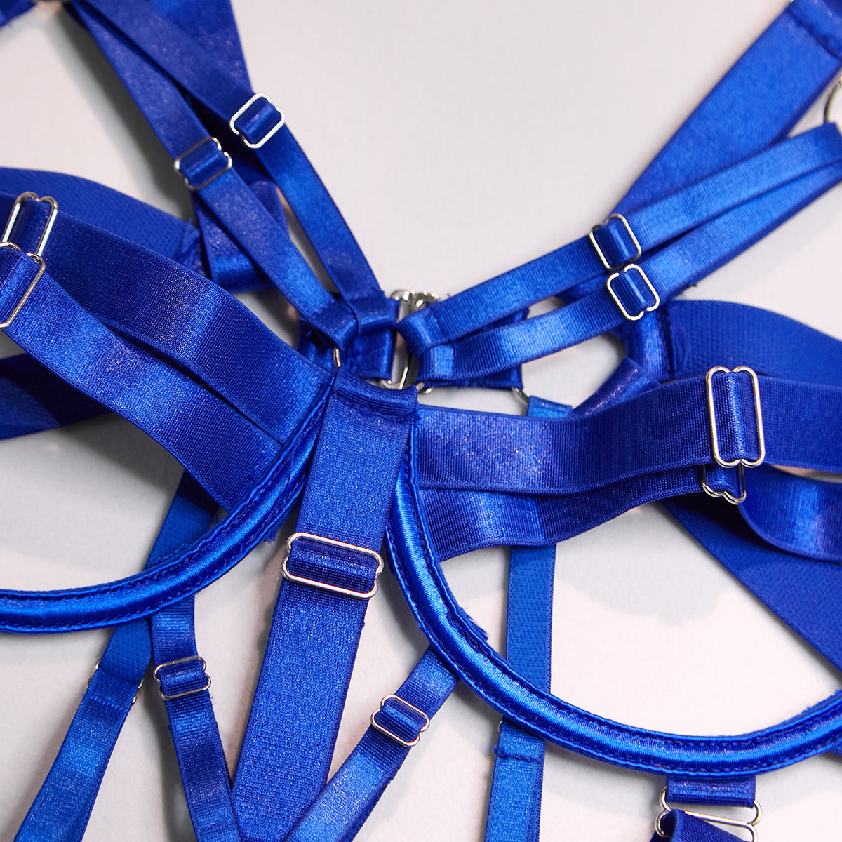 Lustrous Straps – Copertura Discreta in Satin ADEA