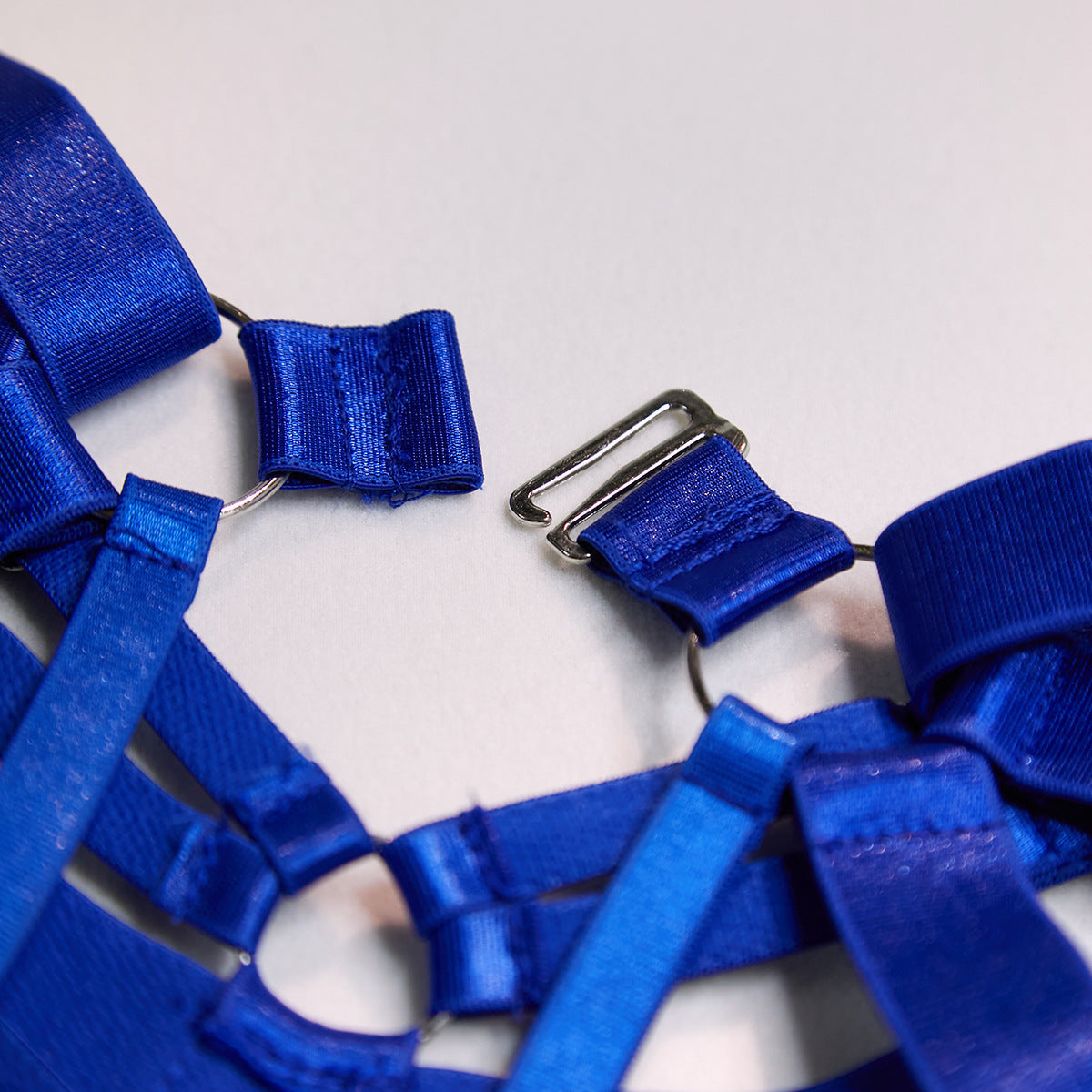 Lustrous Straps – Copertura Discreta in Satin ADEA