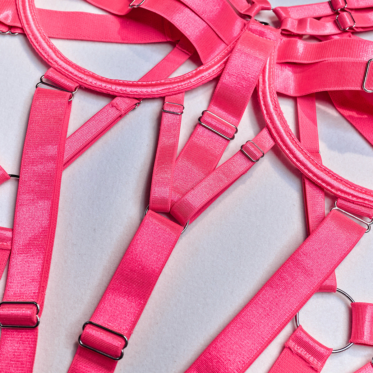 Lustrous Straps – Copertura Discreta in Satin ADEA