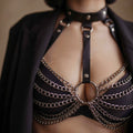 Reggiseno girocollo in pelle con catene seducenti